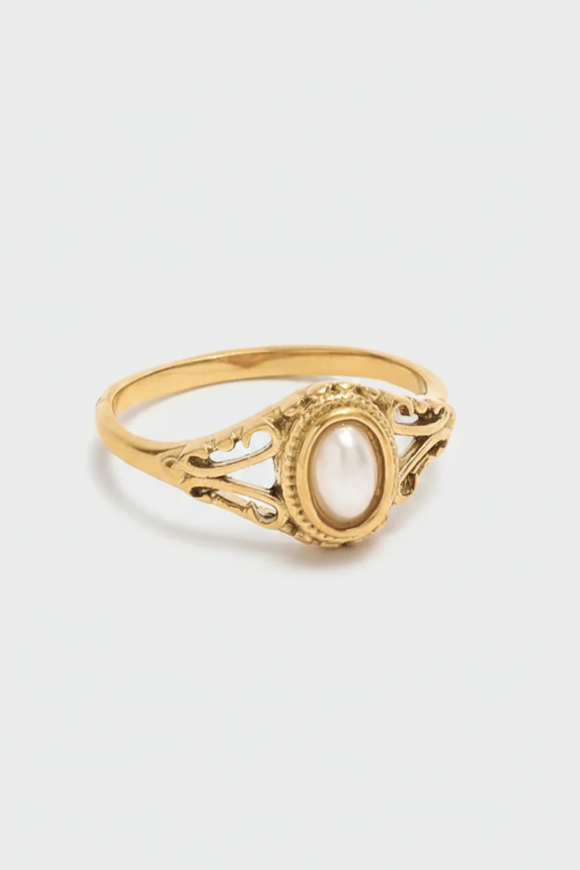 Ella Ring - Oval Pearl Gold Band